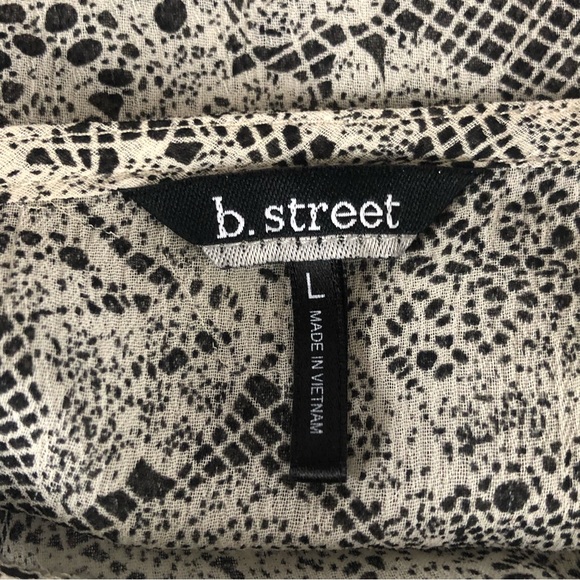 Women's b. Street Lacey Print Top with Deep V and Beaded Tie at the Waist. Large - Picture 10 of 11